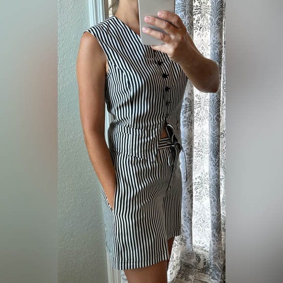 VINTAGE 90s vest and high waisted shorts set w vertical white and black stripes - Picture 5 of 15